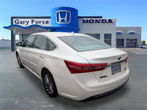 Used 2018 Toyota Avalon Limited image 3