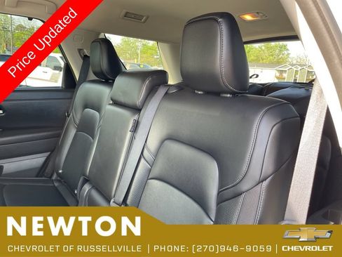 Used 2025 Nissan Pathfinder SL AWD/4WD image 44