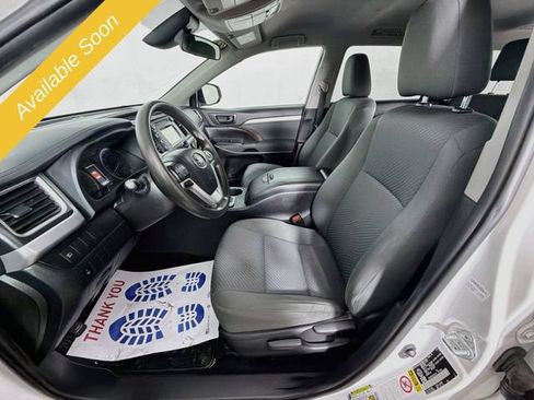 Used 2019 Toyota Highlander LE AWD/4WD image 19