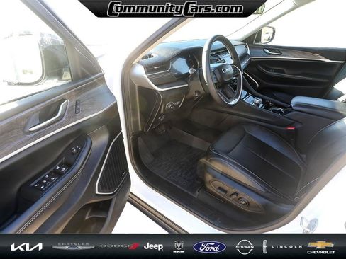 Used 2023 Jeep Grand Cherokee L Limited w/ Luxury Tech Group II image 11