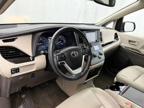 Used 2019 Toyota Sienna XLE FWD image 9
