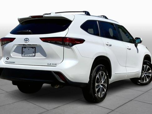 Used 2023 Toyota Highlander XLE AWD/4WD image 13