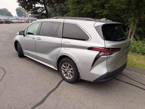 Used 2021 Toyota Sienna LE FWD image 5