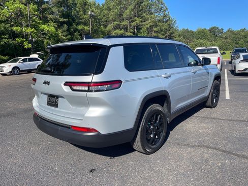 Used 2025 Jeep Grand Cherokee L Altitude RWD image 16