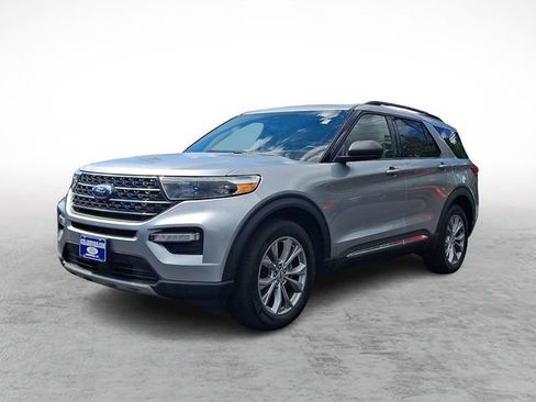 Used 2023 Ford Explorer XLT w/ Equipment Group 202A AWD/4WD image 3
