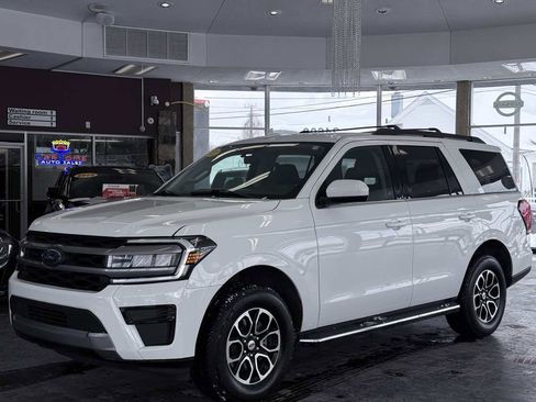 Used 2022 Ford Expedition XLT image 2