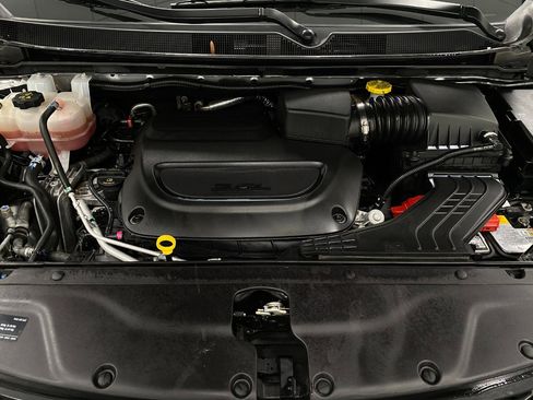 Used 2024 Chrysler Pacifica Touring-L image 12