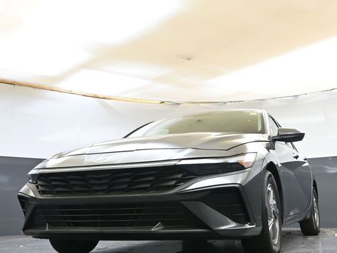 Certified 2025 Hyundai Elantra SE image 37