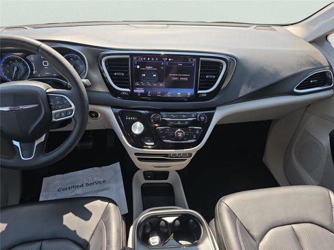 Used 2023 Chrysler Pacifica Touring-L image 15