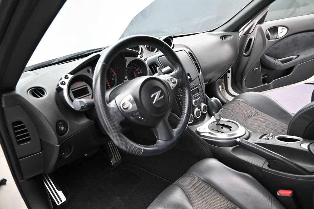 Used 2010 Nissan 370Z Touring RWD image 10