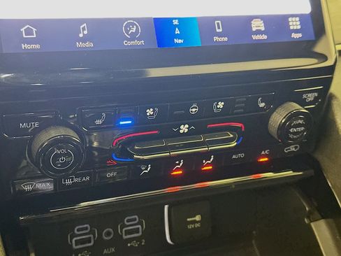 Used 2023 Jeep Grand Cherokee L Limited w/ Luxury Tech Group II image 24