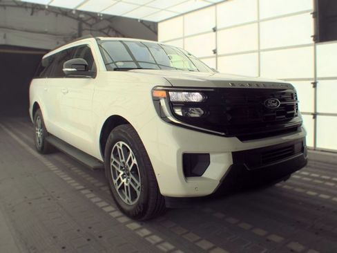 Used 2025 Ford Expedition Max Active RWD image 2