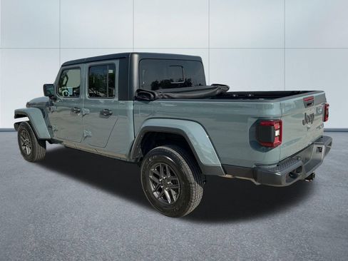 Certified 2024 Jeep Gladiator Sport AWD/4WD image 3