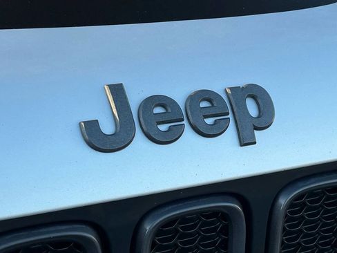 Used 2016 Jeep Renegade Trailhawk image 3