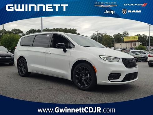 New 2026 Chrysler Pacifica Limited w/ Uconnect Theater Family Group image 1