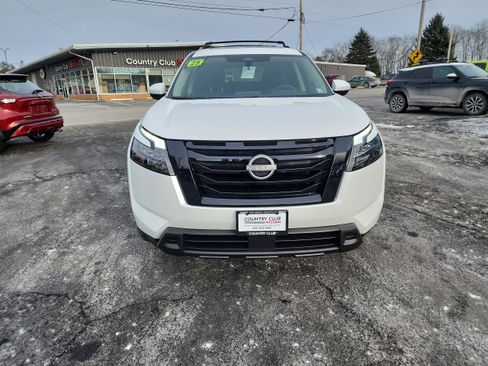New 2025 Nissan Pathfinder SV image 3