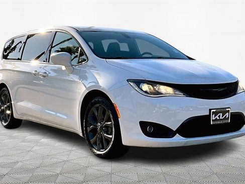 Used 2019 Chrysler Pacifica Touring Plus w/ S Appearance Package image 5