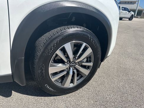 Used 2025 Nissan Pathfinder SL AWD/4WD image 15