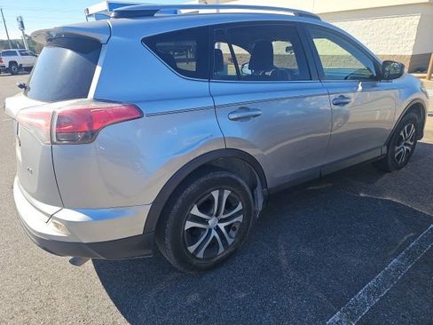 Used 2018 Toyota RAV4 LE image 9