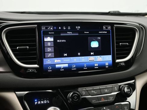 Used 2024 Chrysler Pacifica Touring-L FWD image 13