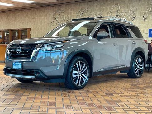 Used 2024 Nissan Pathfinder Platinum AWD/4WD image 3