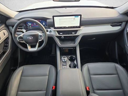 Used 2025 Ford Explorer Active w/ Active Comfort Package RWD image 16