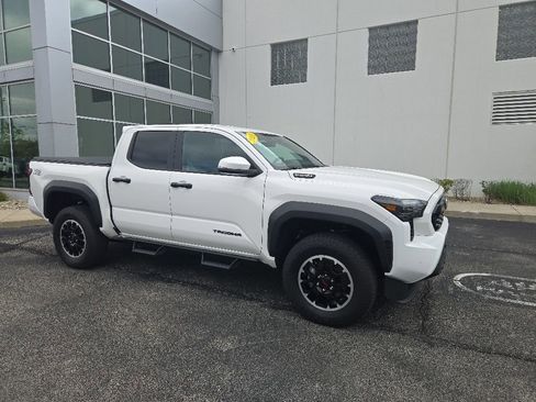 Used 2025 Toyota Tacoma TRD Off-Road w/ TRD Off Road Upgrade Package AWD/4WD image 4