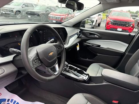New 2026 Chevrolet Trax LT w/ LT Convenience Package FWD image 8