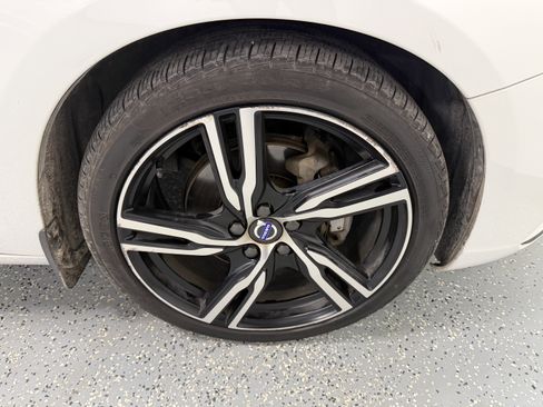 Used 2017 Volvo V60 T6 R-Design Platinum w/ Climate Package image 31