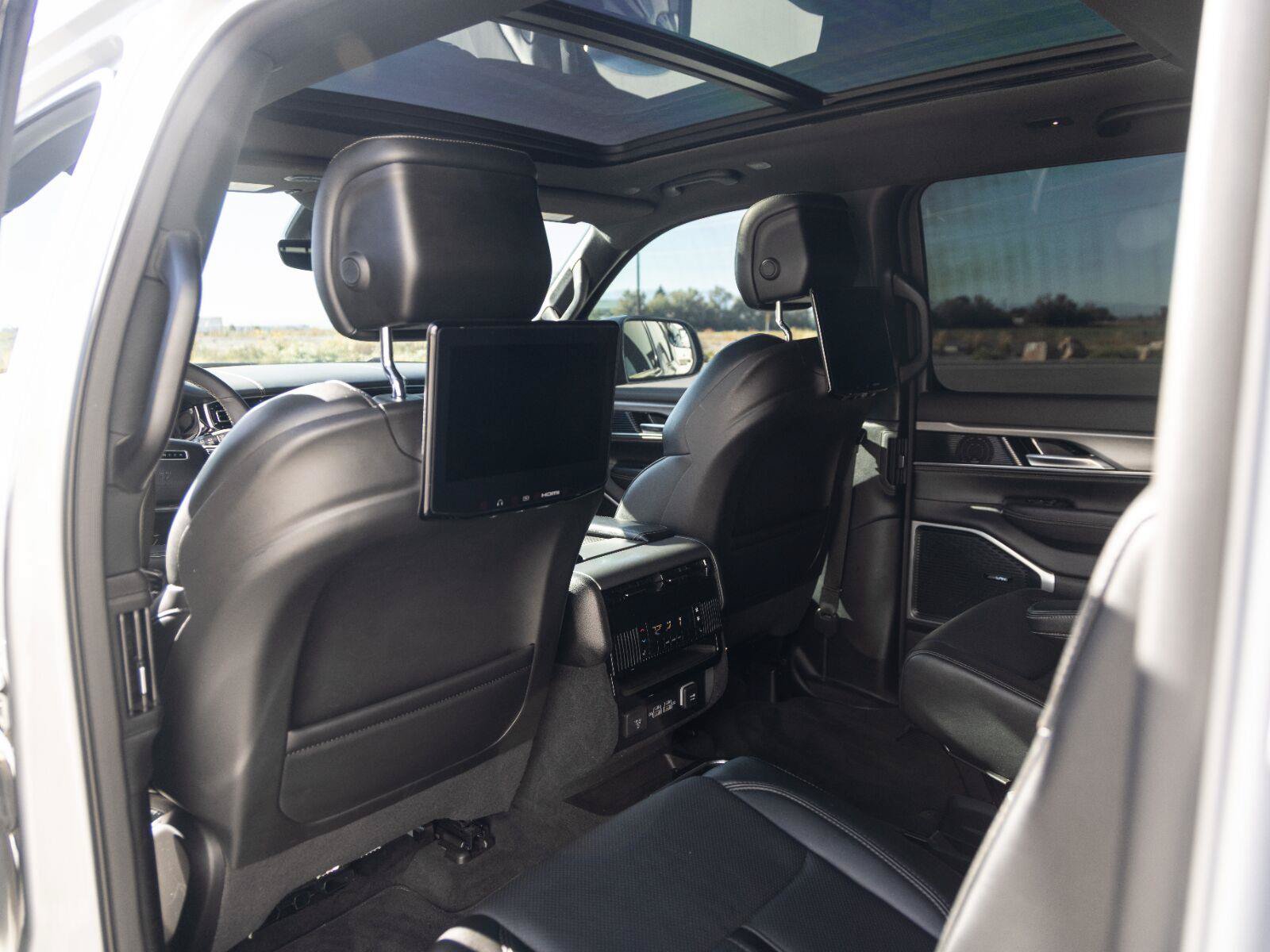 Used 2023 Jeep Wagoneer Series II AWD/4WD image 22