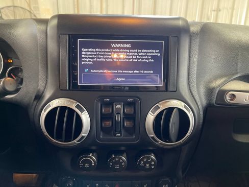 Used 2015 Jeep Wrangler Unlimited Rubicon w/ Dual Top Group AWD/4WD image 19