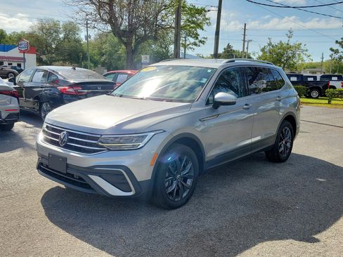 Used 2022 Volkswagen Tiguan SE image 3