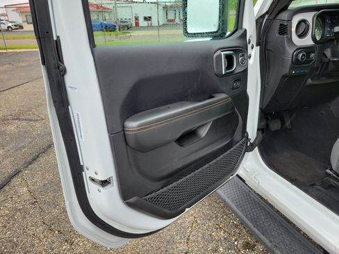 Used 2025 Jeep Wrangler Unlimited Sahara AWD/4WD image 6