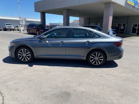 Used 2025 Volkswagen Jetta SE FWD image 9