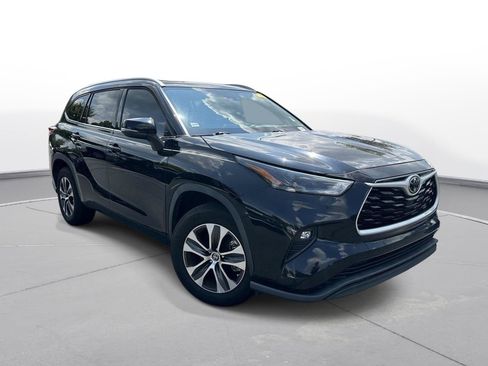 Used 2022 Toyota Highlander XLE FWD image 4