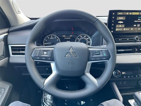 New 2025 Mitsubishi Outlander SE image 11