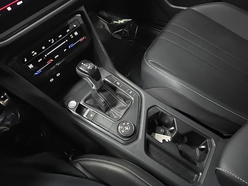 Used 2022 Volkswagen Tiguan SE R-Line image 27