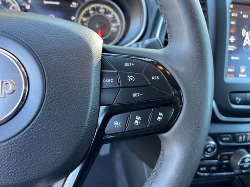 Used 2023 Jeep Cherokee Altitude Lux image 17