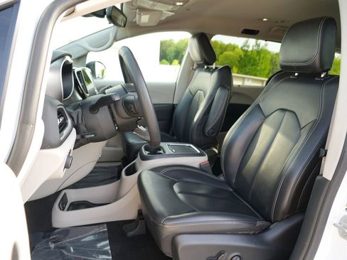 Used 2023 Chrysler Pacifica Touring-L FWD image 12