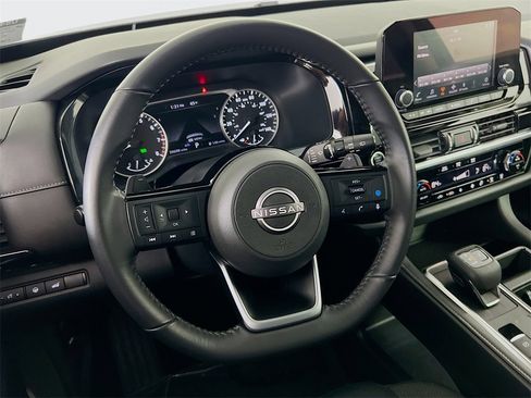 Used 2022 Nissan Pathfinder SV w/ SV Premium Package image 12