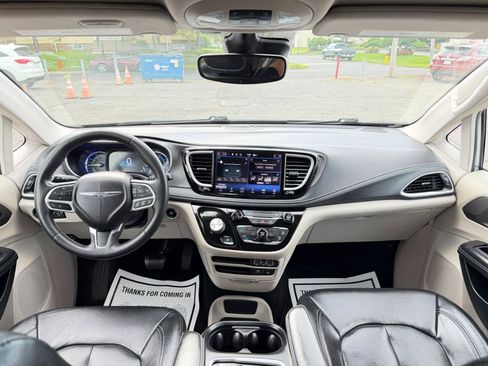 Used 2022 Chrysler Pacifica Touring-L FWD image 27