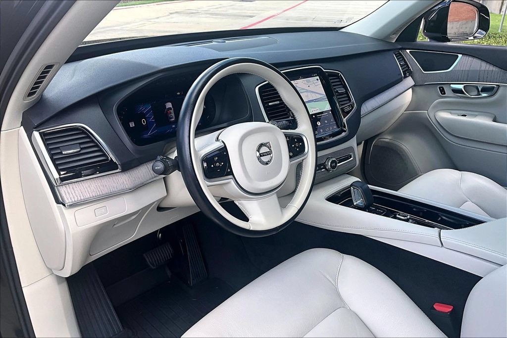Used 2025 Volvo XC90 B6 Plus w/ Protection Package Premier AWD/4WD image 17