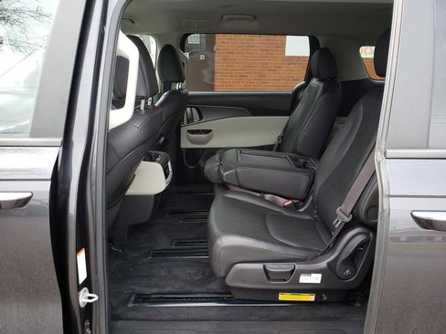 Used 2022 Kia Carnival LX image 10