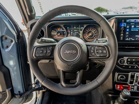 Used 2025 Jeep Wrangler Unlimited Rubicon image 18