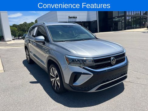 Used 2022 Volkswagen Taos SE w/ Driver Assistance Package FWD image 3