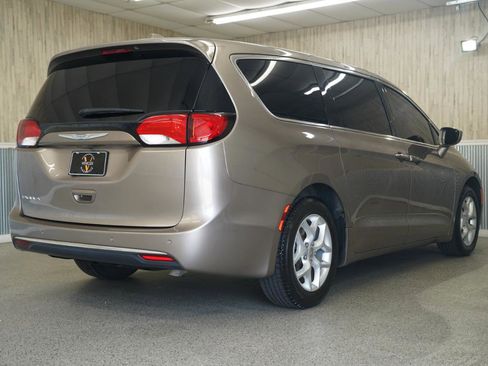Used 2018 Chrysler Pacifica Touring Plus w/ Tire & Wheel Group FWD image 10