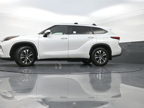Used 2023 Toyota Highlander XLE image 27