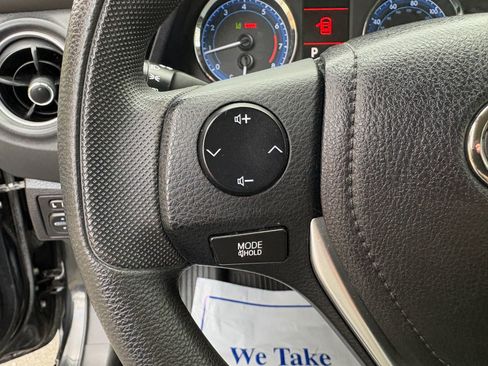 Used 2018 Toyota Corolla LE image 32