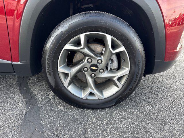 Used 2025 Chevrolet Trax LT w/ LT Convenience Package FWD image 9