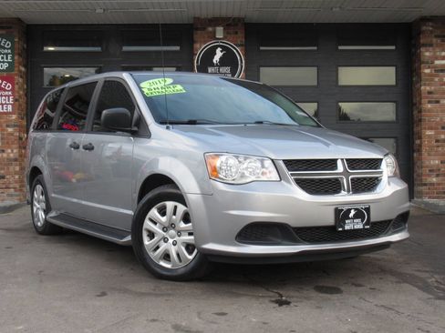Used 2019 Dodge Grand Caravan SE w/ UConnect Hands-Free Group image 2